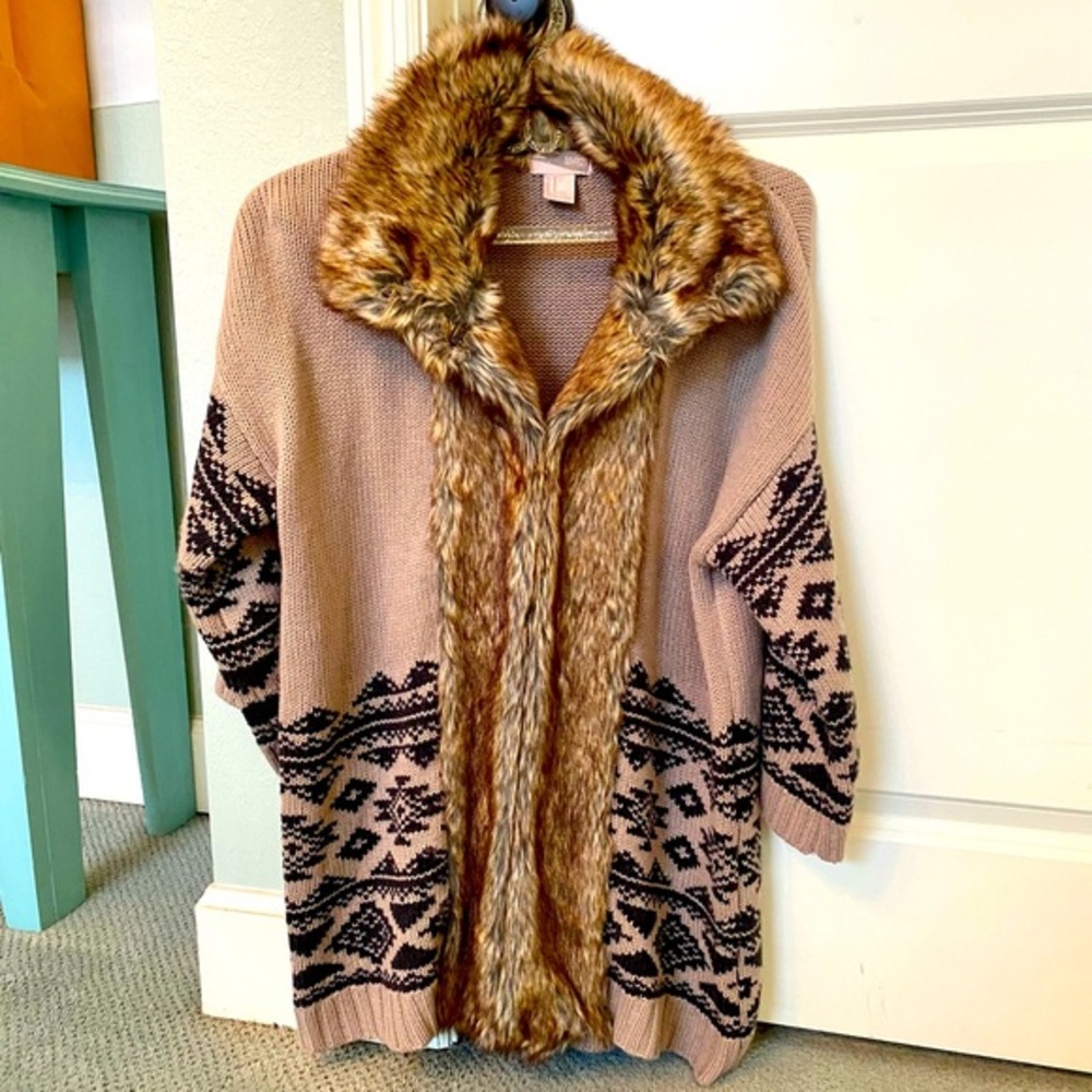 Forever 21 - Faux Fur Knitted Sweater - In great condition!
